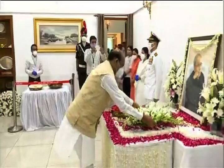 প্রয়াত প্রাক্তন রাষ্ট্রপতিকে শেষ শ্রদ্ধা জানাচ্ছেন স্পিকার ওম বিরলা