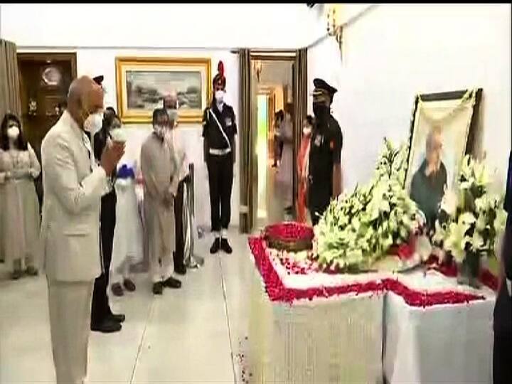 প্রয়াত প্রাক্তন রাষ্ট্রপতিকে শেষ শ্রদ্ধা জানাচ্ছেন রাষ্ট্রপতি রামনাথ কোবিন্দ