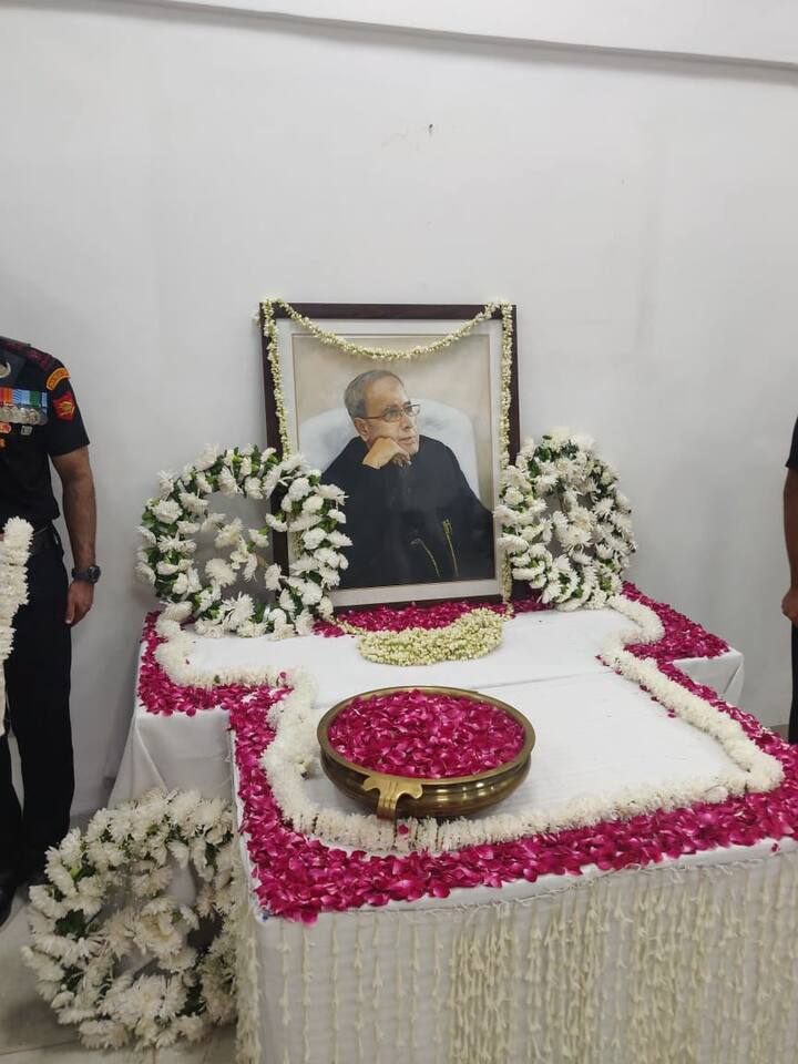 প্রয়াত প্রাক্তন রাষ্ট্রপতি প্রণব মুখোপাধ্যায়ের আজ শেষকৃত্য। সেনা হাসপাতাল থেকে সকাল ৯টা ১০ নাগাদ মরদেহ বার করা হয়। সকাল ৯টা ২০ নাগাদ মরদেহ পৌঁছয় রাজাজি মার্গের বাসভবনে।  সেখানেই দু’ ঘণ্টা শায়িত থাকবে মরদেহ। করোনা আবহে সামাজিক দূরত্ব-বিধি ও সমস্ত রকম সতর্কতা মেনেই চলছে শেষ শ্রদ্ধাজ্ঞাপন। 
