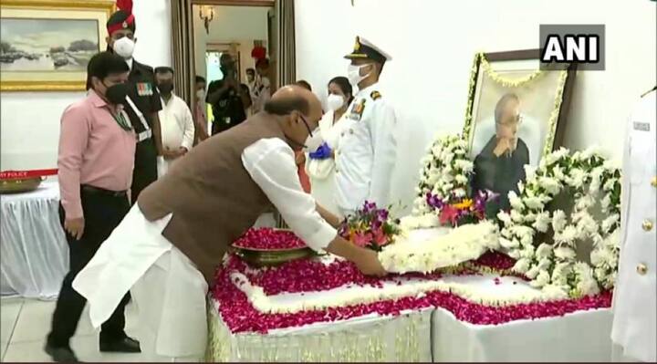 প্রয়াত প্রাক্তন রাষ্ট্রপতিকে শেষ শ্রদ্ধা জানাচ্ছেন প্রতিরক্ষামন্ত্রী রাজনাথ সিংহ
