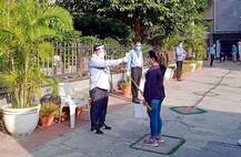 দেখুন! মুখে মাস্ক, সঙ্গে স্যানিটাইজার, করোনার মধ্যেই জয়েন্ট পরীক্ষায় বসলেন পড়ুয়ারা