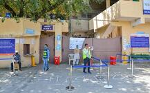 দেখুন! মুখে মাস্ক, সঙ্গে স্যানিটাইজার, করোনার মধ্যেই জয়েন্ট পরীক্ষায় বসলেন পড়ুয়ারা