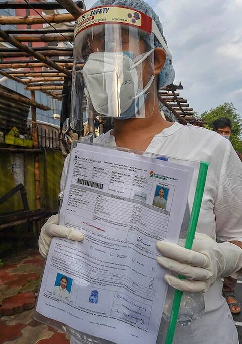 ফেস শিল্ড, মাস্ক, গ্লাভস পরে কলকাতায় পরীক্ষা দিতে ঢুকছেন এক ছাত্রী। 