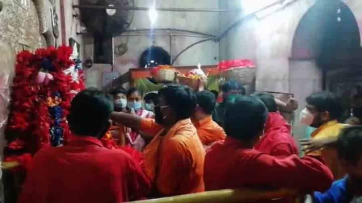 পুণ্যার্থীদের জন্য গর্ভগৃহের দরজা খুলে দেওয়া হলেও কড়া ভাবে মেনে চলতে হবে করোনা-বিধি। জানিয়ে দিয়েছে মন্দির কর্তৃপক্ষ।