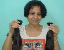 ক্যানসার আক্রান্তদের জন্য চুল দান করলেন দুর্গাপুরের শিক্ষিকা