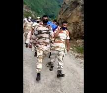 দুর্গম পাহাড়ি পথে মৃতদেহ কাঁধে নিয়ে ২৫ কিমি হেঁটে বাড়িতে পৌঁছে দিলেন আইটিবিপি জওয়ানরা
