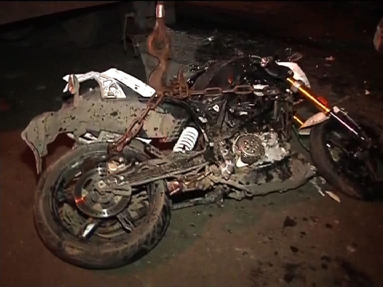 Kolkata: Biker dies after being run over by truck at Dharmatala, another griveously injured ধর্মতলায় লরির তলায় চাপা পড়ে মৃত্যু বাইক আরোহীর, গুরুতর আহত আরও ১