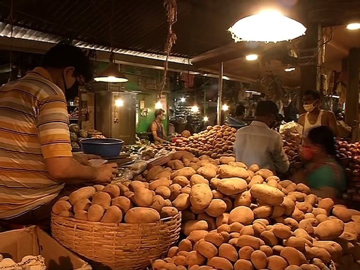 Prices of potato on an upswing in Kolkata retail market অগ্নিমূল্য বাজার, শাকসব্জির পাশাপাশি এবার চড়চড়িয়ে বাড়ছে আলুর দাম