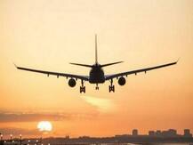 ভিডিওতে দেখুন, জরুরি প্রস্থানের দরজা দিয়ে বেরিয়ে এলেন মহিলা যাত্রী, কালো তালিকাভুক্ত করল বিমান সংস্থা