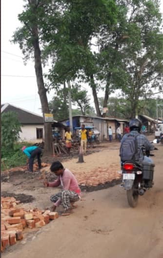 ট্যুইটারে ঘাটালের এক বাসিন্দা পাঁশকুড়া থেকে ঘাটাল পর্যন্ত রাস্তার দুর্দশা-চিত্র তুলে ধরেন। তারপরই ঘাটালের সাংসদ নির্দিষ্ট দফতরে আর্জি জানান ও ট্যুইট করে জানান যথাযথ ব্যবস্থা নেওয়া হচ্ছে।