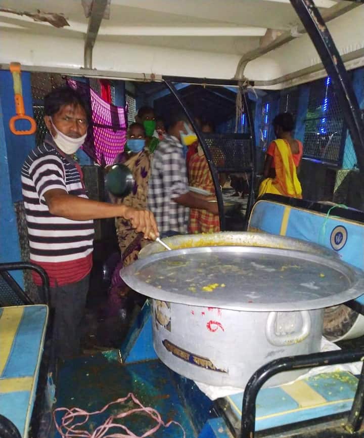 দারিদ্রপীড়িত মানুষের জন্য ঘাটালে সাংসদ দেবের উদ্যোগে খাদ্য বিতরণ করা হয়।