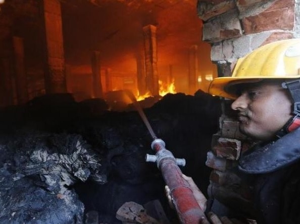 Bangladesh Explosion Worshippers Burnt Critically after Underground Gas Pipeline Explodes at Mosque বাংলাদেশে মসজিদে বিস্ফোরণ, মৃতের সংখ্যা বেড়ে ১৬