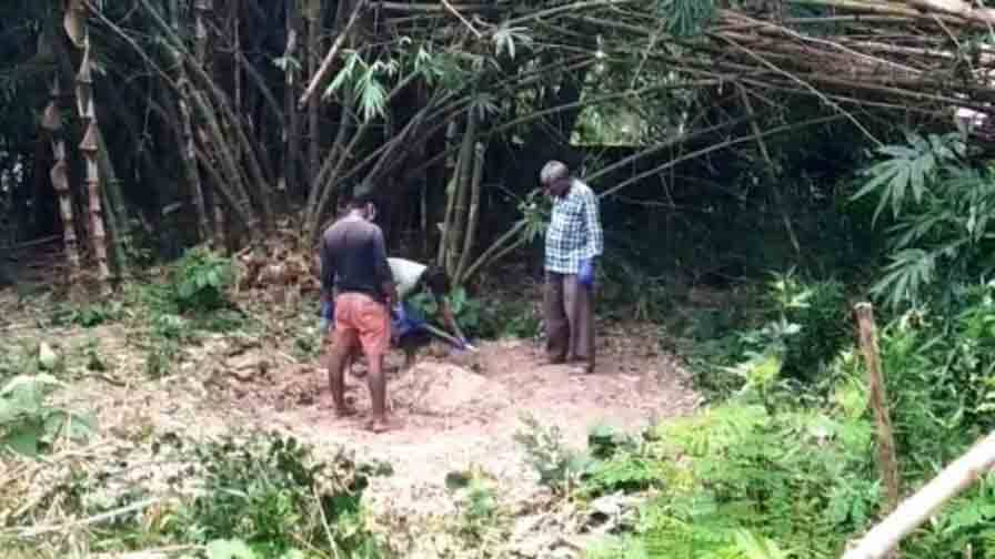 A man allegedly killed 5-year-old daughter at Mahishadal বাবার বিরুদ্ধে পাঁচ বছরের মেয়েকে খুন করে পুঁতে দেওয়ার অভিযোগ, মহিষাদলে চাঞ্চল্য