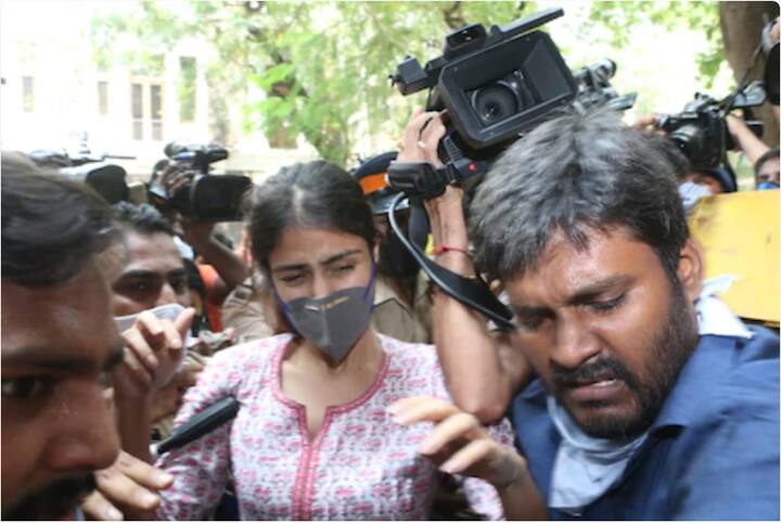 এনসিবি-র সমন পেয়েছিলেন সকালবেলাতেই। অবশেষে সকাল ১১টার কিছু পরে নিজের ফ্ল্যাট থেকে বেরোলেন রিয়া চক্রবর্তী। বেলা ১২টায় এনসিবি দফতরে পৌঁছলেন রিয়া। 