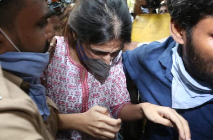 সুশান্ত-মামলায় মাদক-যোগ তদন্তে ইতিমধ্যেই জাল গুটিয়ে এনেছে এনসিবি। সকালে দুই মহিলা অফিসার সহ এনসিবি-র একটি দল রিয়ার বাড়িতে গিয়ে সমন দিয়ে এসেছিল। তারপরেই মুম্বই পুলিশের বিশেষ টিম পৌঁছে যায় রিয়ার বাড়িতে।