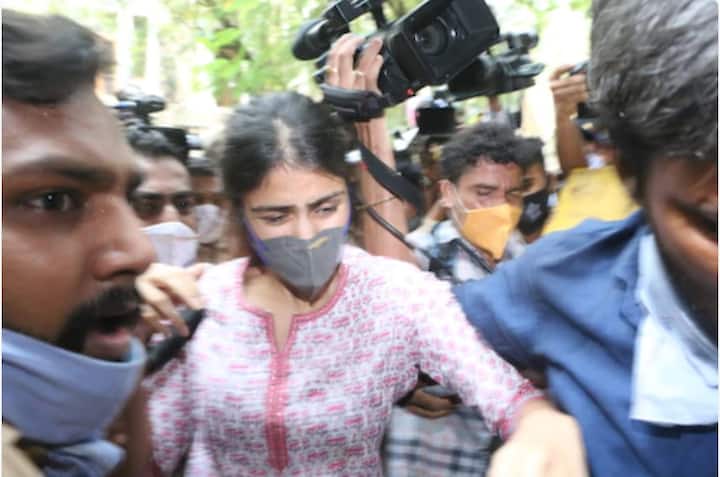 আজ ৬ ঘণ্টারও বেশি সময় ধরে রিয়াকে এনসিবির জিজ্ঞাসাবাদ করেছে। কিন্তু কাল ফের রিয়া চক্রবর্তীকে জিজ্ঞাসাবাদ করবে এনসিবি।