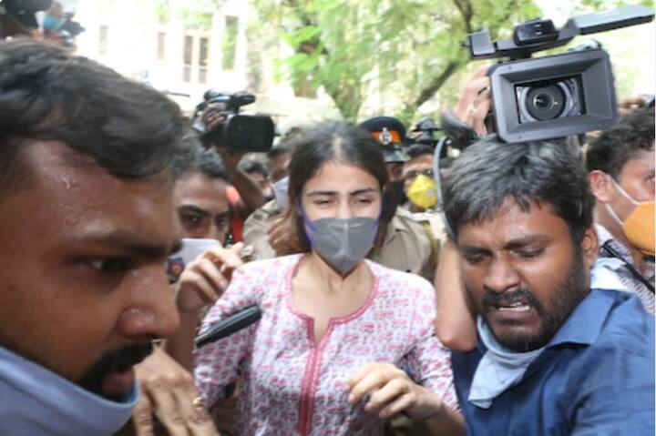 জানা যাচ্ছে, ‘তদন্তে সহযোগিতা করেছেন রিয়া। তদন্তকারীদের সামনে ড্রাগ কানেকশনের কথা স্বীকার’ করেছেন।