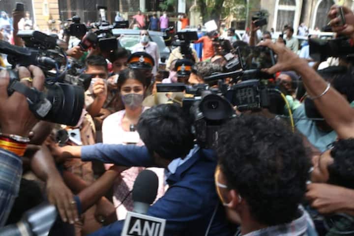 ‘২০১৫-১৬ থেকে মাদক ব্যবসায়ীদের সঙ্গে রিয়ার যোগ, হোয়াটসঅ্যাপ থেকে জানতে পেরেছে এনসিবি’