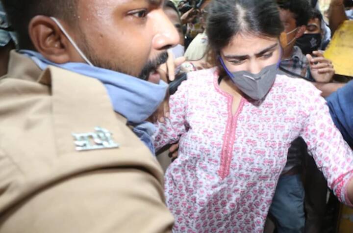 ‘সৌভিককে জিজ্ঞাসাবাদ করে ড্রাগ ডিলারদের হদিশ। অন্তত ৪-৫ জন ড্রাগ ডিলারের নাম বলেছে সৌভিক। তথ্য পেয়েই ড্রাগ ডিলারদের খোঁজে তল্লাশি’ : সূত্র