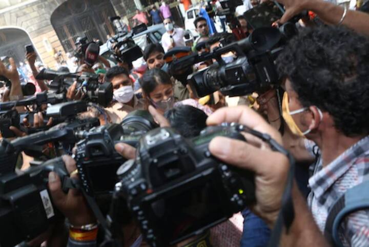 ‘ভালবাসার জন্য গ্রেফতারিতেও রাজি’, বললেন রিয়ার আইনজীবী