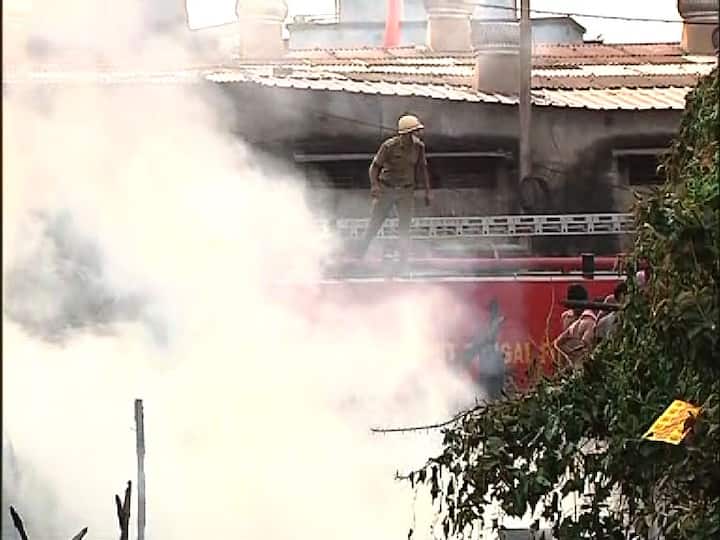 দমকলমন্ত্রীর কাছে ক্ষতিগ্রস্তরা হাতজোড় করে আবেদন জানান পাশে থাকার। সুজিত বসু জানিয়েছেন, জিনিসপত্র ভস্মীভূত হলেও কারও প্রাণহানি হয়নি। 