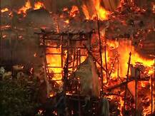 ছবি: 'মেয়ের বিয়ের টাকা-জিনিস সব ছাই হয়ে গেল', নারকেলডাঙার আগুনে সব হারিয়ে ডুকরে উঠলেন মহিলা