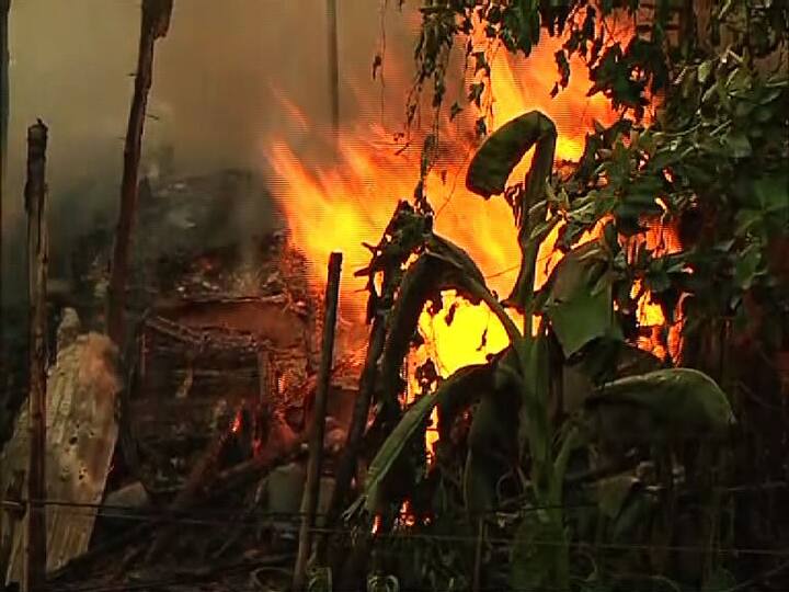 আগুন নেভাতে হাত লাগান স্থানীয়রাও।
