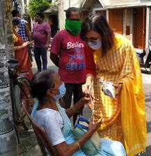 শ্যামল চক্রবর্তীর মৃত্যুর ১ মাস পূর্ণ, শ্রমজীবী ক্যান্টিনে মানুষের হাতে খাবার তুলে দিয়ে বাবাকে স্মরণ মেয়ে ঊষসীর