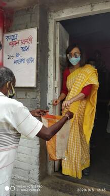 শ্যামল চক্রবর্তীর মৃত্যুর ১ মাস পূর্ণ, শ্রমজীবী ক্যান্টিনে মানুষের হাতে খাবার তুলে দিয়ে বাবাকে স্মরণ মেয়ে ঊষসীর