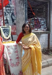 শ্যামল চক্রবর্তীর মৃত্যুর ১ মাস পূর্ণ, শ্রমজীবী ক্যান্টিনে মানুষের হাতে খাবার তুলে দিয়ে বাবাকে স্মরণ মেয়ে ঊষসীর