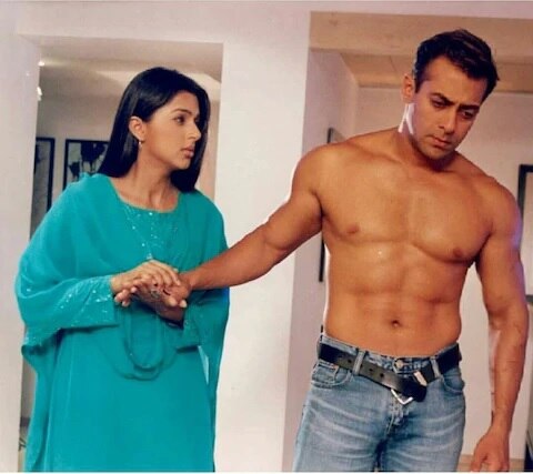 ভূমিকা চাওলা- সলমন খানের সঙ্গে ‘তেরে নাম’ সিনেমার মাধ্যমে বলিউডে পা রেখেছিলেন ভূমিকা চাওলা। কিন্তু এরপর তাঁর আর কোনও সিনেমাই বক্সঅফিসে সেভাবে সাড়া ফেলতে পারেনি। শেষবার তাঁকে দেখা গিয়েছিল সুশান্ত সিংহ রাজপুতের সিনেমা ‘এমএস ধোনি’-তে।