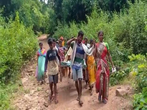Andhra Pradesh Villagers carry pregnant women on cot for 11 km due to lack of proper roads খাটে করে প্রসূতিকে নিয়ে ১১ কিলোমিটার পথ পেরোলেন গ্রামবাসীরা
