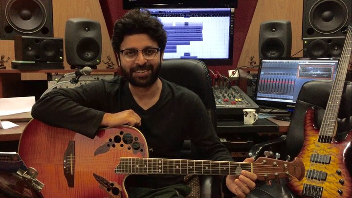 Joy Sarkar Kolkata musician creates instrumental Tagore song with Akram musician from Israel during Corona lockdown রবীন্দ্রনাথের সুরে এক সুতোয় বাঁধা পড়লেন ভারতের জয় সরকার ও ইজরায়েলের আক্রম