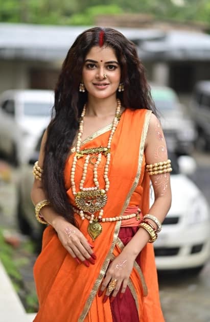 নবরূপে মধুমিতা। সামনে এল সীতার বেশে মধুমিতা সরকারের ছবি।