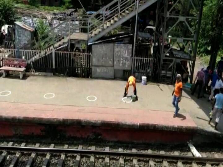 করোনাকালে সুরক্ষাবিধিকে মাথায় রেখে নির্দিষ্ট দূরত্ব অন্তর অন্তর আঁকা হয়েছে সুরক্ষা বলয়। 