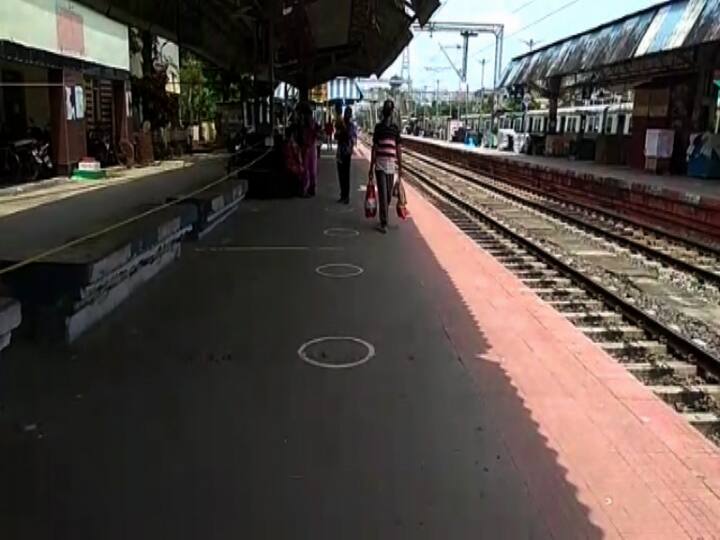 শিয়ালদা শাখায় চোখে পড়ল সেই ছবি।  