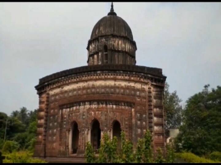 এরপর রাজা জগৎমল্লর উদ্যোগে তৈরি হয় এই মৃন্ময়ীর মন্দির। আর এই মন্দিরের কাছেই তৈরি হয় রাজ প্রাসাদ। তখন থেকেই কৃষ্ণ নবমীতে পুজো হয়ে আসছে দেবী মৃন্ময়ীর।