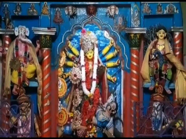 বাঁকুড়ার বিষ্ণুপুরে মল্ল রাজবাড়িতে শুরু হল দেবী মৃন্ময়ীর পুজো। কামানের তোপধ্বনীর মাধ্যমে হল দেবীর আবাহন। রাজবাড়িতে উপস্থিত স্থানীয় বাসিন্দারা। দুর্গাপুজো পর্যন্ত চলবে পুজো।