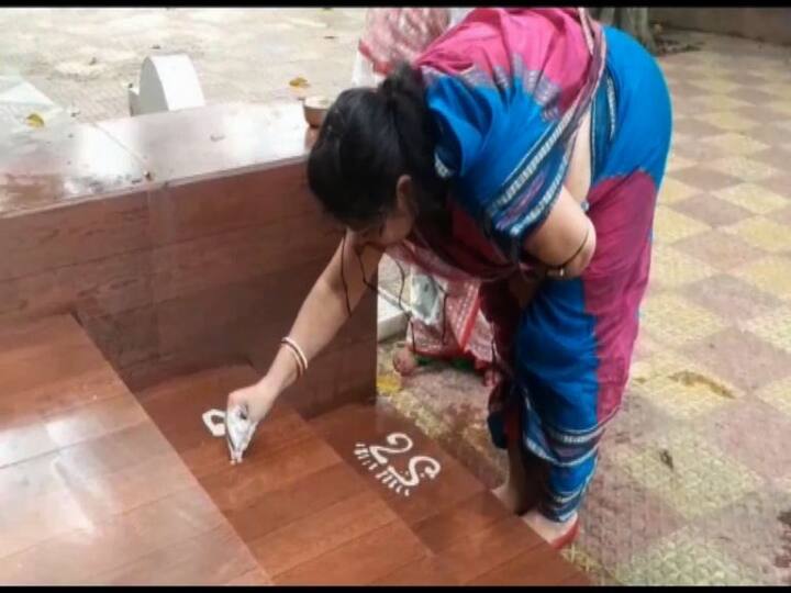 একসময় কলেরা ঠেকাতে মৃন্ময়ীর পুজোর অন্যতম অঙ্গ হিসেবে মল্ল রাজারা চালু করেছিলেন খচ্চরবাহিনীর পুজো। তারপর থেকে তা চলে আসছে। এবার বিশ্বজুড়ে করোনার দাপট। রাজ পরিবারের সদস্য থেকে সাধারণ মানুষ, সকলেরই বিশ্বাস, দেবী মৃন্ময়ীই মহামারী থেকে উদ্ধার করবেন।