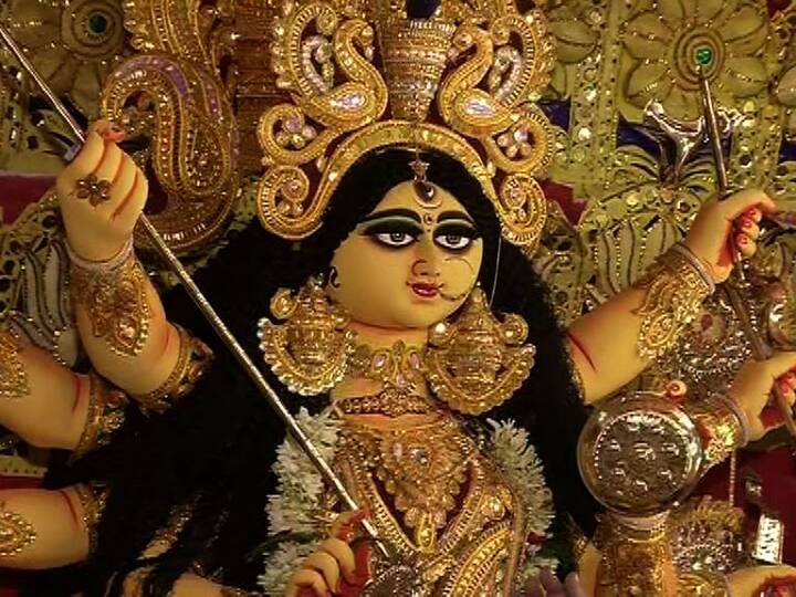 আশ্বিন মল মাস হওয়ায় বেশ খানিকটা দেরিতে শুরু হতে চলেছে বাঙালির প্রাণের উৎসব। তার প্রায় মাসদেড়েক আগে কৃষ্ণানবমী তিথিতেই দেবীর বোধন সম্পন্ন হল। মধ্য কলকাতার শীল লেনের দাস বাড়িতে এদিন থেকেই সূচনা হল শারদোৎসবের।