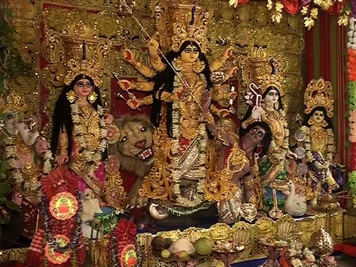 করোনা-কাঁটায় এবার অনেকটাই ফিকে পুজোর রং। তবু এরই মধ্যে সামাজিক দূরত্ব-বিধি মেনে আচার অনুষ্ঠান পালন করলেন দাস পরিবারের সদস্যরা।