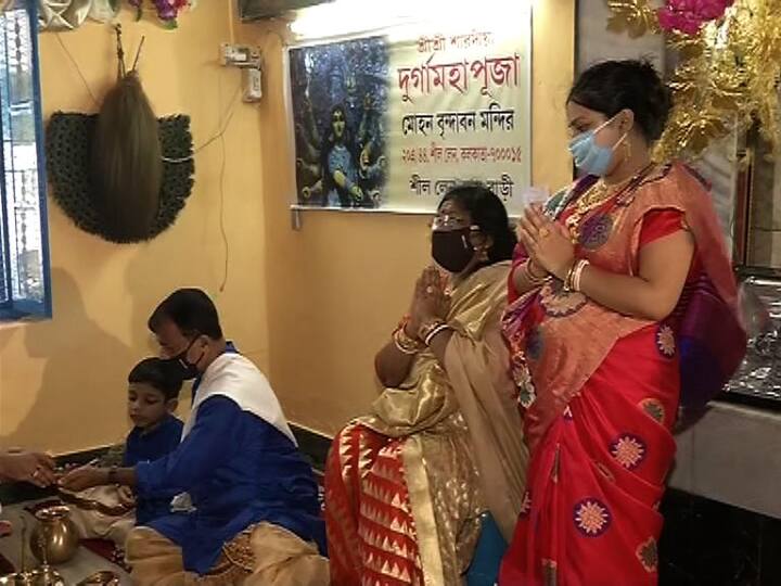 রীতি মেনে বাড়ি লোকেরা উমাকে বরণ করে নিলেন।