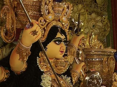 দেখুন, কোন কোন বাড়িতে শুরু হয়ে গেল দুর্গাপুজো, জানুন বনেদি পরিবারের পুজোর নেপথ্যকথা দেখুন, কোন কোন বাড়িতে শুরু হয়ে গেল দুর্গাপুজো, জানুন বনেদি পরিবারের পুজোর নেপথ্যকথা