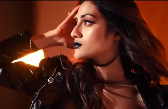 নুসরতের এই ফটোশ্যুটে সম্প্রতি সবথেকে বেশি নজর কেড়েছে তাঁর কালো লিপস্টিক। প্রশংসাও যেমন পেয়েছেন, তেমন ট্রোলিং-এর শিকার হয়েওছেন সাংসদ-অভিনেত্রী।