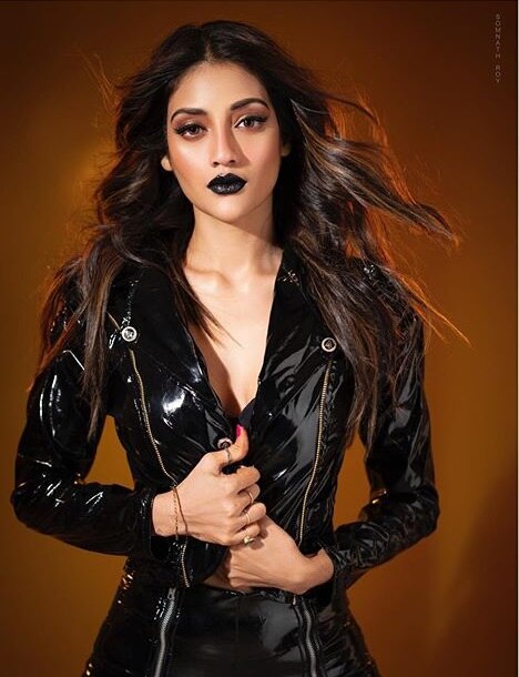 কারও কারও অবশ্য সাজেশন, কালোর বদলে লাল টুকটুকে ঠোঁটেই বেশি মোহময়ী তিনি।