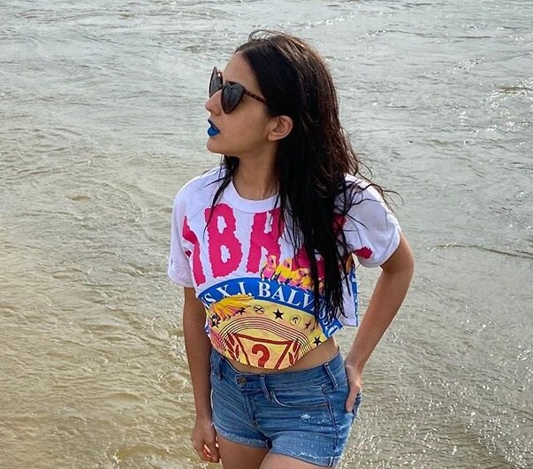 সারাই প্রথম নন, এর আগে কান ফেস্টিভ্যালে ঐশ্বর্য রাইয়ের বেগুনি লিপস্টিক চর্চার কারণ হয়ে উঠেছিল। 