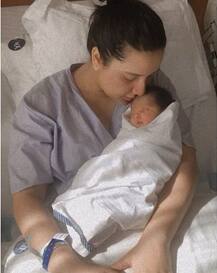 ছোট্ট যুবানের পায়ে ঠোঁট ছুঁইয়ে আদর শুভশ্রীর, স্ত্রীকে চুমুতে ভরালেন রাজ