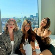 যে বন্ধুদের মিস করছেন, তাঁদের ছবি শেয়ার করলেন শাহরুখ কন্যা