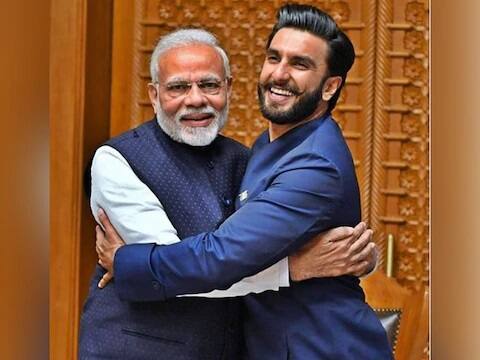 রণবীর সিংহের সঙ্গে প্রধানমন্ত্রী। 