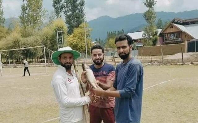 2.5 kg Fish awarded as Man of the Match prize in a cricket match at Tekipora Kupwara in Kashmir কাশ্মীরে ক্রিকেট  লিগে ম্যাচ সেরা ক্রিকেটারকে পুরস্কার আড়াই কেজির মাছ!